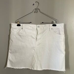 Old Navy sz 18 white denim skirt with fringe. Sooo soft & flattering. Spotless.